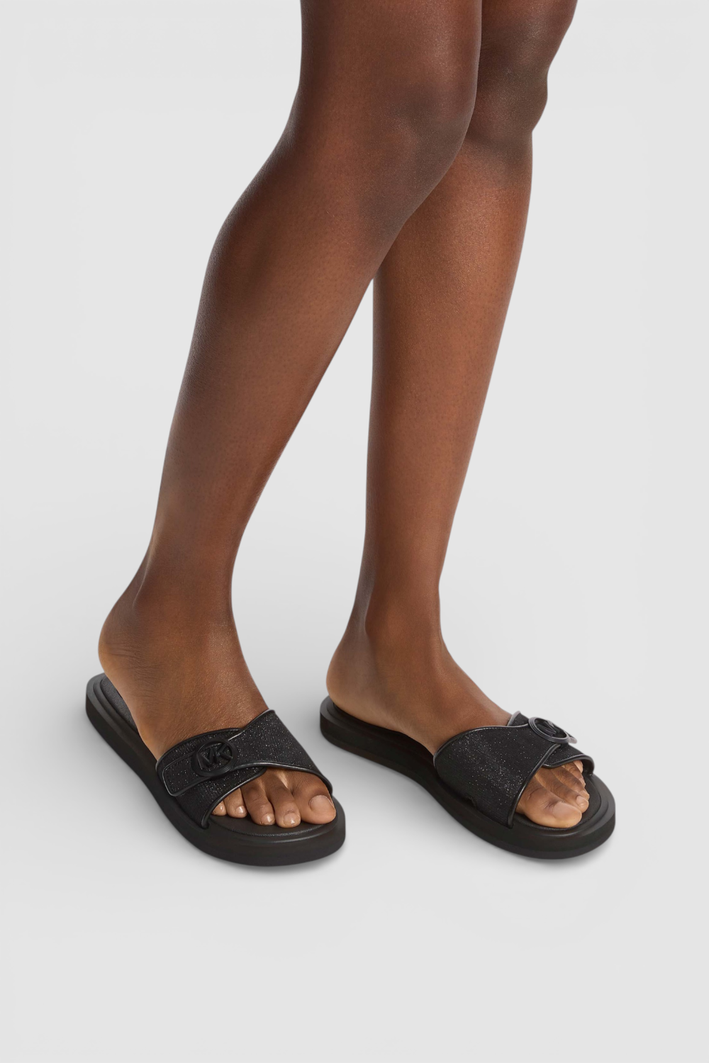 תמונת כל הלוק של כפכפי סליידס